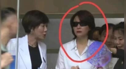 密春雷风波过后，董卿近况曝光，被搀扶走出医院 如今处境早有预兆