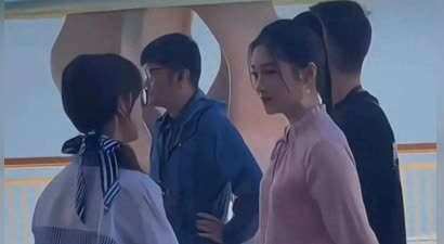 关晓彤路人镜头：小腹凸出屁股塌，被认成谢娜，看上去像40岁