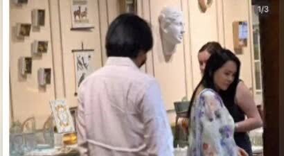 网友巴黎偶遇伊能静秦昊，拍下伊能静高清素颜，嘴唇发白像贫血