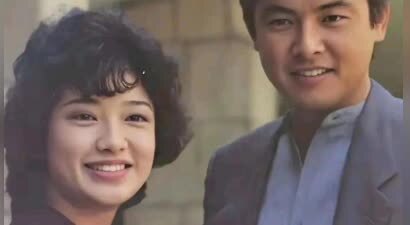 73岁三浦友和再破天花板，与妻恩爱45载，山口百惠宛如新生