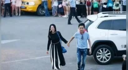 何炅与杨钰莹牵手现身街头，他们真的太不容易了！