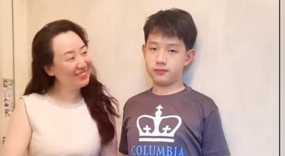 关凌晒儿女合照，43岁还是那么年轻，俩孩子都比他她高越长越好看