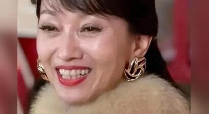 赵雅芝笑起来假牙假发太明显，已经72岁了，但是这五官还是挺耐看