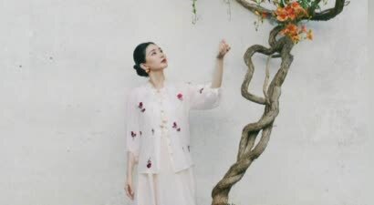 江疏影登杂志穿中式绣花裙，东方韵味尽显其中