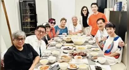 佘诗曼妈妈在家宴请众星，头发全白瘦了一圈，仍下厨做一桌家常菜