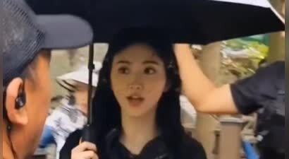 景甜在湘西拍戏遇一工作人员不慎摔下坡，迅速上前关心并提醒大家注意安全