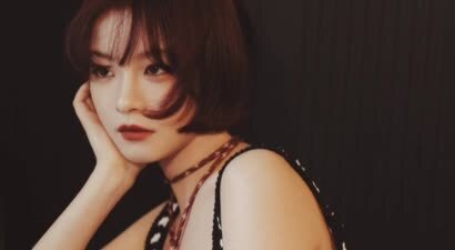 李庚希红发造型惊艳 吊带裙勾勒曼妙身姿展轻熟魅力