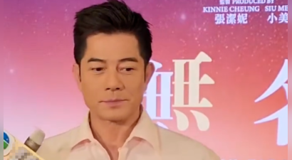 方媛带妈妈女儿外出用餐，穿修身裙孕肚凸起明显，四肢依旧纤细
