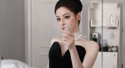迪丽热巴黑玫瑰抹胸裙惊艳亮相 优雅气质尽显曼妙身姿