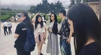 朱茵一家西安旅游被偶遇，13岁女儿长相秀气漂亮，和黄贯中好像