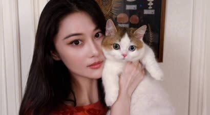 张馨予晒居家随拍，抱猫合影温馨又养眼