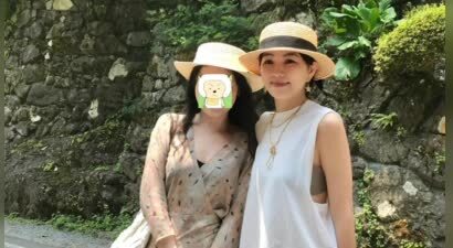 陈嘉桦日本被偶遇，双腿跪着喂儿子吃面，穿着清凉露内衣毫不在意