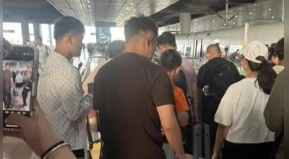 汪小菲和老婆坐高铁出行，一个人拖行李箱，马筱梅打扮时尚很漂亮