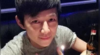 何炅“伪善面具”被撕碎？父母离世、无妻无子的他，到底做了什么