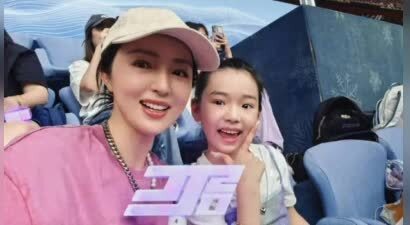 董璇携女儿追星林俊杰，小酒窝举灯牌甜笑入镜