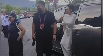章子怡现身活动嫂子陪同现身，跟在身后像助理，曾出演知名角色