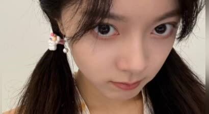 赵今麦双马尾搭配挂脖碎花上衣，活泼少女感溢出屏幕