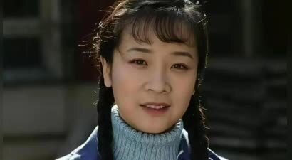 她是国家一级女演员，多次给坐轮椅丈夫戴绿帽，如今儿子也是演员
