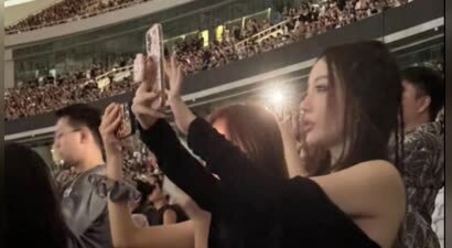 李小璐带女儿看侃爷演唱会，13岁甜馨穿豹纹吊带，母女都是夜店风