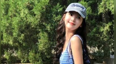 章若楠吊带造型尽显夏日活力，手捧粉色玩偶灵动吸睛
