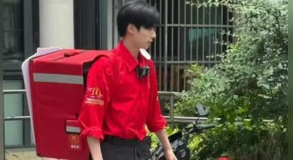 32岁演员胡一天回应送外卖，此前600多天未进组引发热议