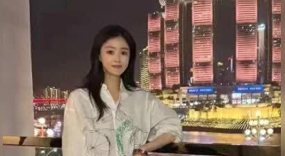 42岁蒋欣福建被偶遇，瘦出天鹅颈，包上挂的labubu超吸睛