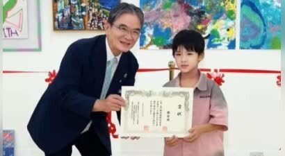 黄圣依陪儿子日本画作展出，安麟超帅像男版黄圣依，颜值碾压哥哥
