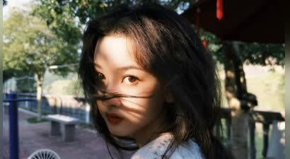 宋祖儿穿白衣玩耍 元气十足