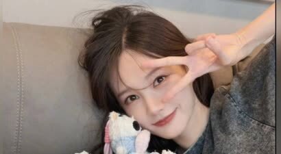 李一桐DIY“奶茶花”笑容甜美