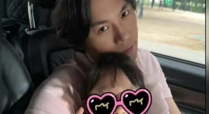 秦昊牵着女儿逛街，米粒正脸曝光，又高又瘦，五官不及伊能静漂亮