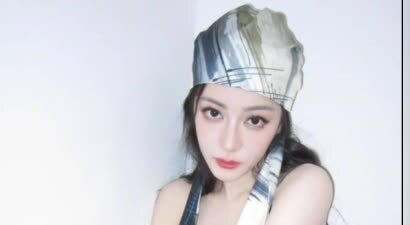 迪丽热巴又美又帅 甜酷氛围拉满