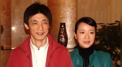 和小鲜肉拥吻的陈小艺，28年婚姻有苦难说，现还要照顾瘫痪的丈夫