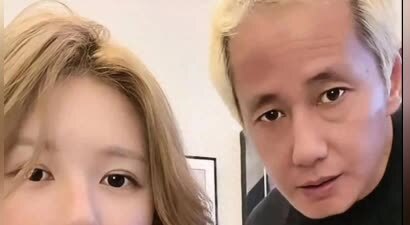 赵露思直播！爸爸首次现身，黄毛造型抢眼，打招呼被女儿吐槽。