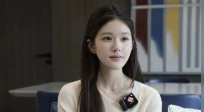 演员赵露思被指“助农大使”证书作假，当地回应：经核实确给苹果汁公司发过证书，此前回复有误会