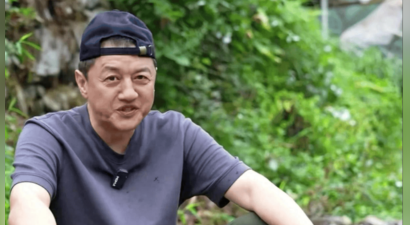 太接地气了！李亚鹏在毛坯房搞聚餐，亲自下厨做菜，称爱上山村生活，乐不思蜀