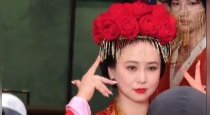 56岁翁虹景区跳舞内幕，日挣5万仍被朱茵吊打！分居丈夫携女赴美真相曝光