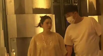 阚清子7个月孕肚亮相！素颜遛弯获老公贴身守护，网友吵翻