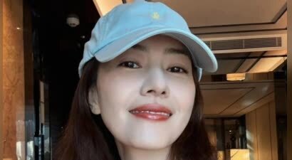 高圆圆和闺蜜孙嘉一轧马路：热到变形，但自拍必须行！背心阔腿裤真实随性、感染力十足