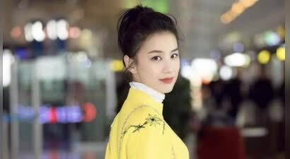 41岁黄圣依素颜现身大学食堂，戴金丝眼镜还像大学生，杨子真的好福气！