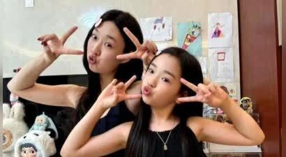 管乐晒小酒窝合照，比董璇更像母女，笑容神似如出一辙