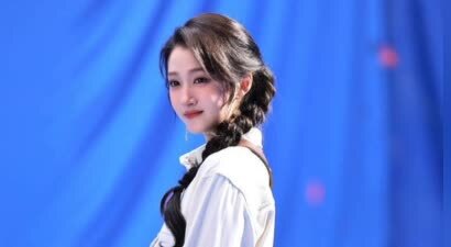 关晓彤扎麻花辫少女感十足