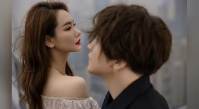 戚薇一家看薛之谦演唱会，李承铉用手擦凳子雨水，9岁女儿高瘦