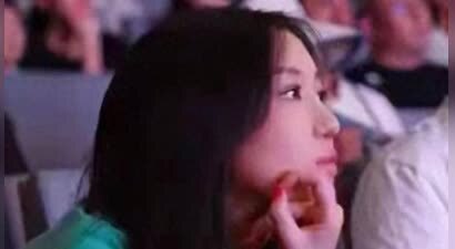 李嫣聚会结束抽电子烟被拍，黑衣长发气质清冷，动作娴熟像王菲