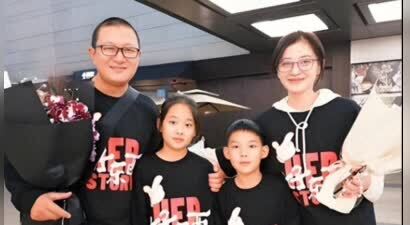 梅婷一家露面，她眼神很吓人，丈夫神似汪峰，女儿打扮老气还驼背