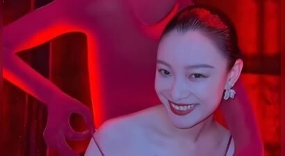 被爆不雅照，与冯绍峰恋爱三年分手，如今37岁靠着刘德华再次翻红