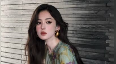 娜扎身穿印花连衣裙秀曼妙身姿