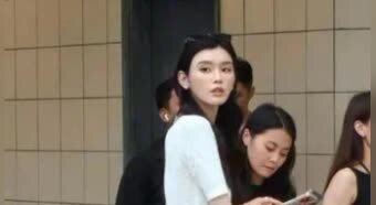 偶遇奚梦瑶带儿子看球赛，母子牵手画面温馨，5岁何广燊身高优越