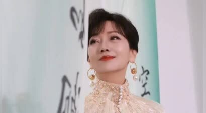 赵雅芝把粉丝送的400多封信签名后回寄
