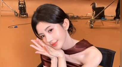 鞠婧祎一身抹胸长裙贵气优雅