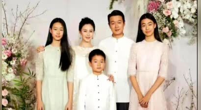 佟大为庆祝结婚18周年纪念日，和关悦甜蜜约会，帮老婆拎包好体贴